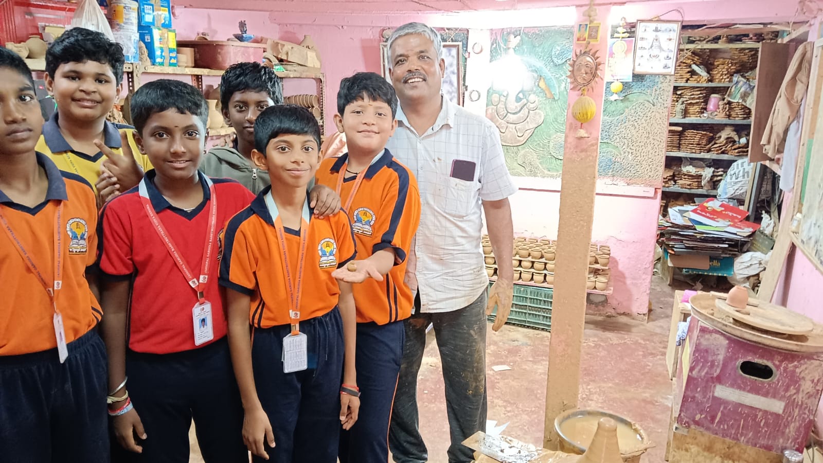 Pottery Town Visit by students of JGRVK – Ramamurthy Nagar (3)
