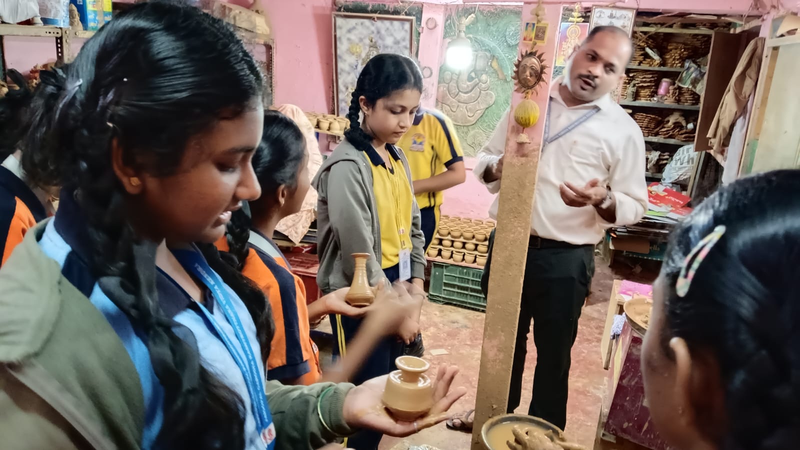 Pottery Town Visit by students of JGRVK – Ramamurthy Nagar (5)