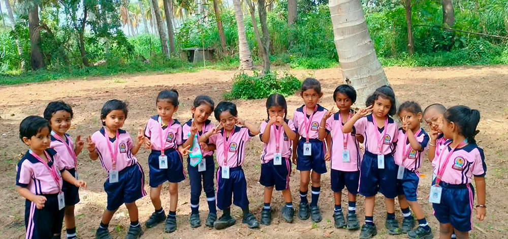 JGRVK – Ramamurthy Nagar Students Experience Farm Life in Hoskote Experiential Learning Visit (2)